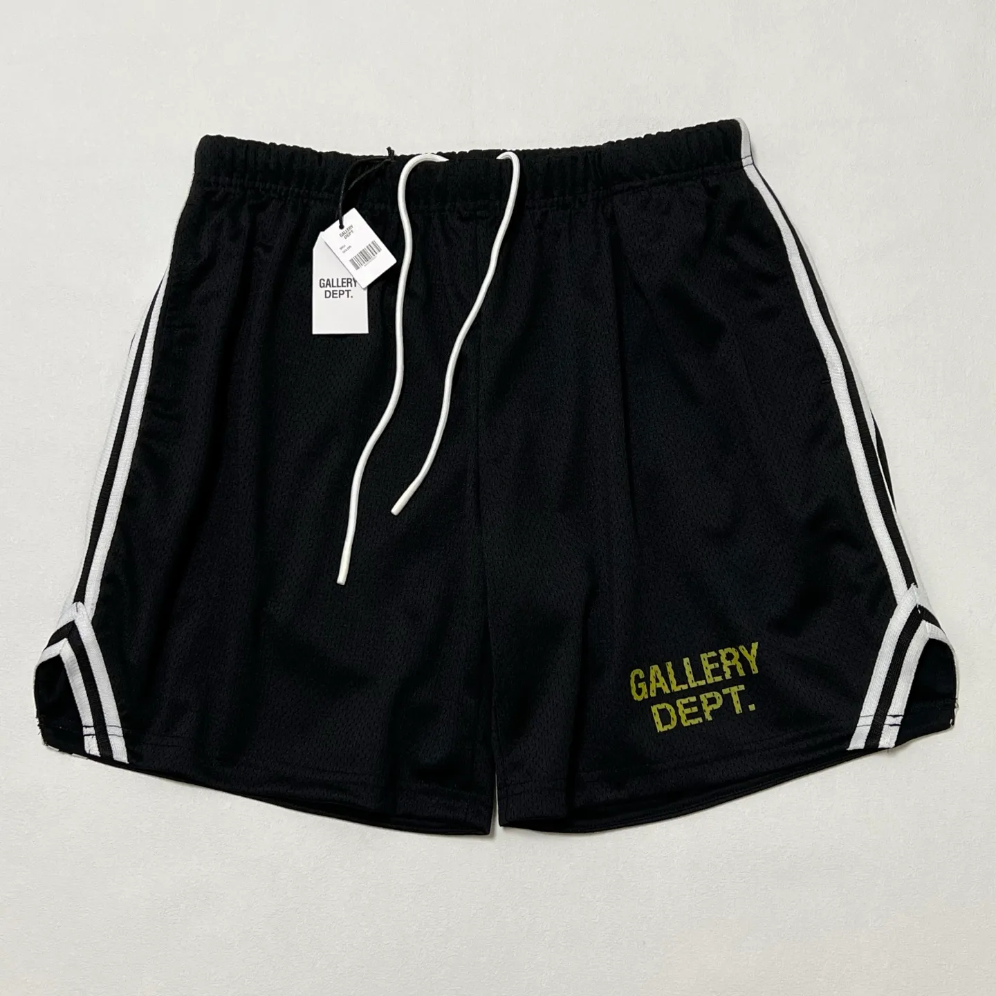 GALLERY DEPT. VENICE COURT SHORTS English mesh shorts Logo webbing wide-leg basketball shorts Black and white S-XL Original molding Loose wide-leg version American boys' first choice Breathable mesh fabric Superimposed soft material inside Comfortable and easy to match Custom-woven original consistent webbing/main mark/component wash mark Details are enlarged to follow